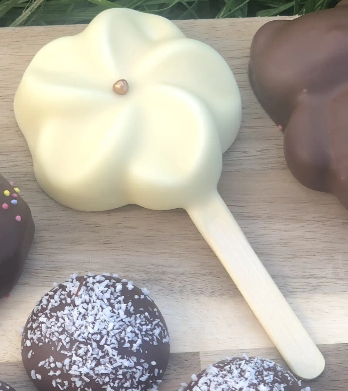 Sucette fleur guimauve vanille de Madagascar enrobée de chocolat blanc l'atelier de l'alouette